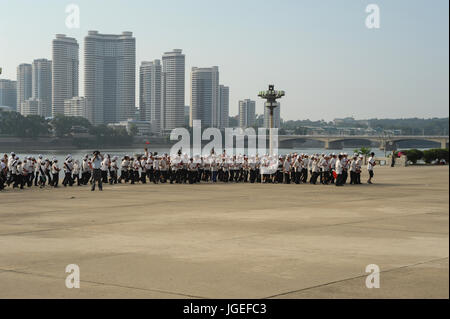 08.08.2012, Pyongyang, Nordkorea, Asien - eine Menge von Studierenden gesehen probt während einer Großkundgebung am Fuße des juche Tower. Stockfoto