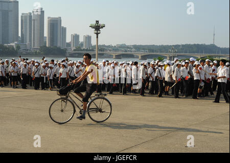 08.08.2012, Pyongyang, Nordkorea, Asien - eine Menge von Studierenden gesehen probt während einer Großkundgebung am Fuße des juche Tower. Stockfoto