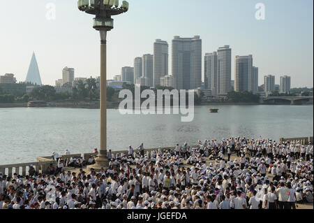 08.08.2012, Pyongyang, Nordkorea, Asien - eine Menge von Studierenden gesehen probt während einer Großkundgebung am Fuße des juche Tower. Stockfoto