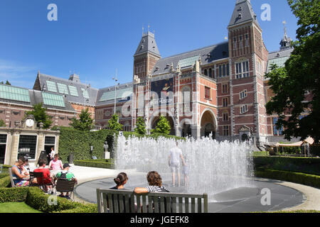 Alltags - Menschen genießen in den Gärten des Rijksmuseums an einem heißen Tag mit Temperaturen 27 Grad am 6. Juli 2017 in Amsterdam, Niederlande. Stockfoto