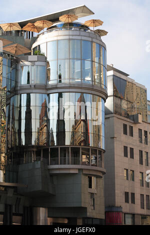 Schönes Glas, modernes Gebäude mit Café am Dach. Reflexion der alten Häuser in großen Glasfenster Stockfoto