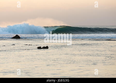 7. Juni 2017; Desert Point, Lombok, Indonesien.; Surfer aus der ganzen Welt genießen die extreme Dünung der Röhre Wellen bei diesen weit entfernten Welt Klasse Surf s Stockfoto