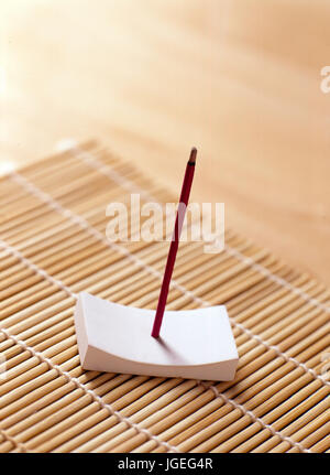 Nahaufnahme einer beleuchteten Räucherstäbchen in der Halterung Stockfoto