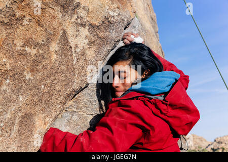 South asian junge Frau Klettern in der Wüste Stockfoto