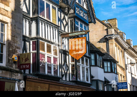 Zeichen für Wanderer Bücher und Thorntons, außerhalb der Gebäude im historischen Stamford Town, Lincolnshire, England, UK. Stockfoto