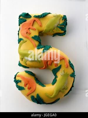 Neuheit childrens birthday cake: Eingerichtet 5. Geburtstag Kuchen für Kinder Stockfoto