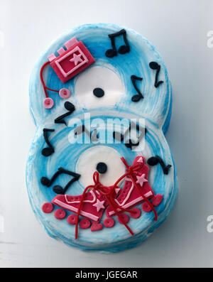 Neuheit childrens birthday cake: Eingerichtet 8. Geburtstag Kuchen für Kinder Stockfoto