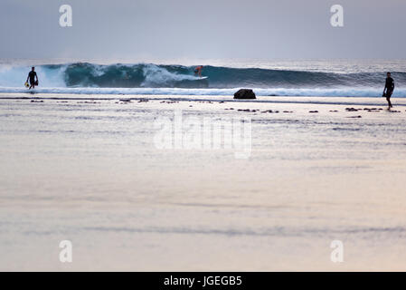 7. Juni 2017; Desert Point, Lombok, Indonesien.; Surfer aus der ganzen Welt genießen die extreme Dünung der Röhre Wellen bei diesen weit entfernten Welt Klasse Surf s Stockfoto