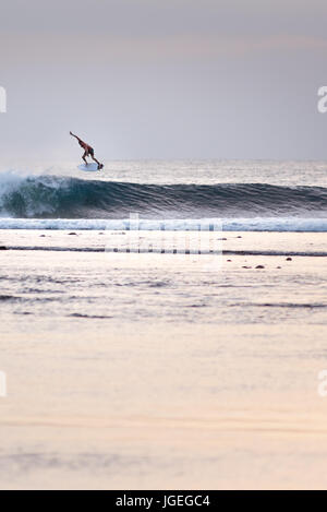 7. Juni 2017; Desert Point, Lombok, Indonesien.; Surfer aus der ganzen Welt genießen die extreme Dünung der Röhre Wellen bei diesen weit entfernten Welt Klasse Surf s Stockfoto