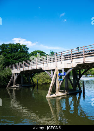 Goring und Streatley Brücke über Fluß Themse, Berkshire/Oxfordshire, England Stockfoto