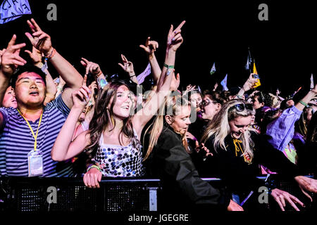 Major Lazer beim Glastonbury Festival 2017 - Freitag, 23. Juni 2017. Glastonbury Festival ist das größte Greenfield-Musik und darstellende Kunst-Festival der Welt. Im Bild - toben Sie sich die Masse als die Band spielen. Stockfoto