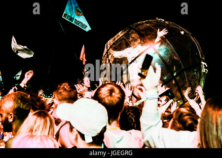 Major Lazer beim Glastonbury Festival 2017 - Freitag, 23. Juni 2017. Glastonbury Festival ist das größte Greenfield-Musik und darstellende Kunst-Festival der Welt. Im Bild - Mitglied der Band "Zorbs" über der Masse. Stockfoto