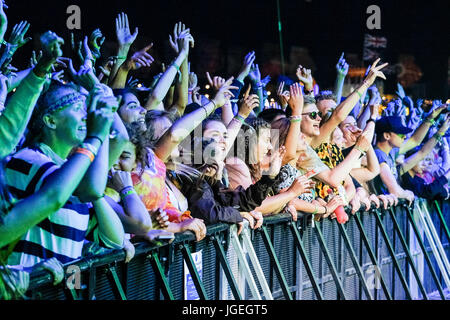 Major Lazer beim Glastonbury Festival 2017 - Freitag, 23. Juni 2017. Glastonbury Festival ist das größte Greenfield-Musik und darstellende Kunst-Festival der Welt. Im Bild - toben Sie sich die Masse als die Band spielen. Stockfoto