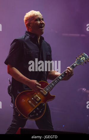 Die Foo Fighters beim Glastonbury Festival auf Samstag, 24. Juni 2017 statt auf würdig Farm, Pilton. Im Bild: Pat Smear. Die Band Headliner der Pyramide-Bühne am Samstagabend, 2 Jahre, nachdem sie ursprünglich gebucht wurden, aber Dave Grohl seine Beinbruch absagen musste. Stockfoto