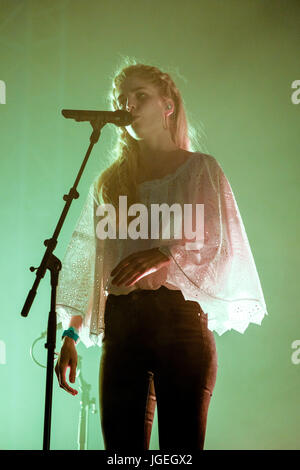 London-Grammatik beim Glastonbury Festival auf Sonntag, 25. Juni 2017 statt auf würdig Farm, Pilton. Im Bild: Hannah Reid. Stockfoto