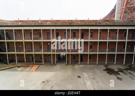 Alten Bürgerkrieg Ära Seeküste Fort unter der Golden Gate Bridge in San Francisco Stockfoto