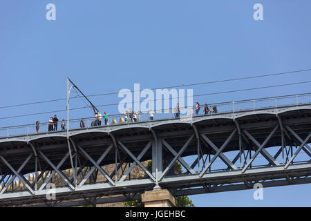 PORTO, PORTUGAL - APRIL 17: Dom Luis Brücke, Ponte Luis i. in Porto, Portugal am 17. April 2017. Stockfoto