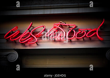 Leuchtreklame über Vivienne Westwood-Flagship-Store in Conduit Street in Mayfair, London Stockfoto