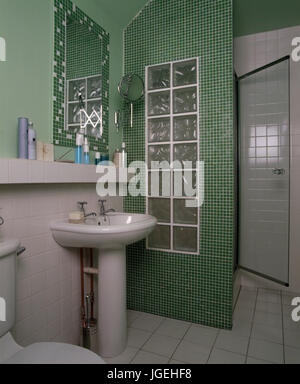 Kleines Badezimmer mit Mosaik Fliesen und Glas brick wall gebildet, Dusche Stockfoto
