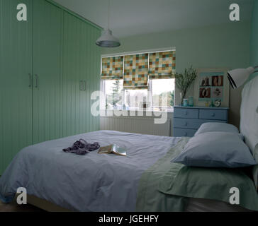 Kleines, modernes Schlafzimmer mit in, Grün paintedwooden eingebauten Schrank Stockfoto