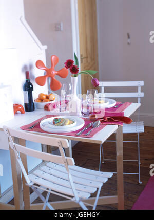 Garten Stühle und einen kleinen Tisch für zwei in Gang gesetzt Stockfoto