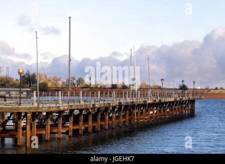 Pier und Boote am Lake Hefner in Oklahoma City kurz nach Sonnenaufgang. Stockfoto