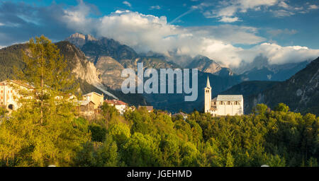 Abend-Sonne über Chiesa di San Martino und die Dolomiten in der Nähe von Venas di Cadore, Veneto, Italien Stockfoto