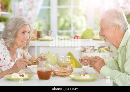 Schönes älteres Paar beim Frühstück Stockfoto