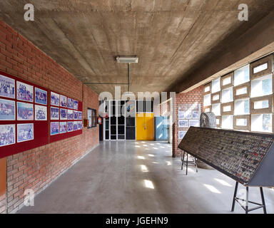 Eingang Flur. Chandigarh Hochschule für Architektur, Chandigarh, Indien. Architekt: Corbusier, 1961. Stockfoto