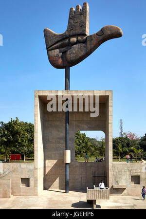 Die Außenansicht von oben die "kontemplation Hohl". Die offene Hand, Denkmal, Chandigargh, Indien. Architekt: Le Corbusier, 1961. Stockfoto