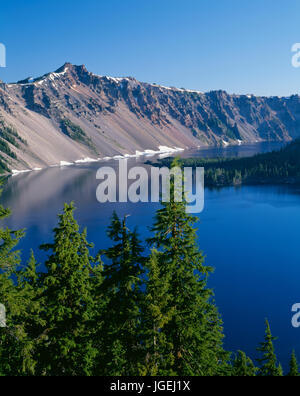 USA, Oregon, Crater Lake National Park, Westrand des Kratersee mit Hillman Peak (Mitte) mit Blick auf Wizard Island. Stockfoto