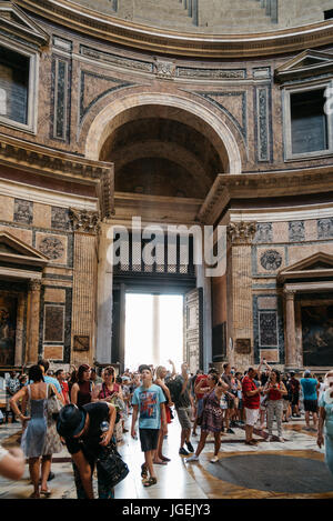 Rom, Italien - 18. August 2016: Innen-Ansicht des Pantheon Agripa in Rom. Das Pantheon ist eine ehemalige römische Tempel, jetzt eine Kirche. Stockfoto