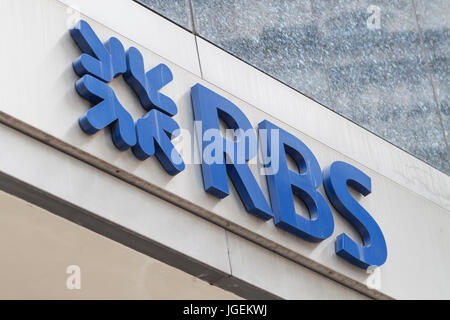 Nahaufnahme von der Royal Bank of Scotland (RBS) Markenname mit Logo in London Stockfoto