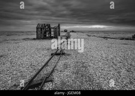 Verlassene Fischerhütte am Kiesstrand bei stürmischen Winterlandschaft Stockfoto