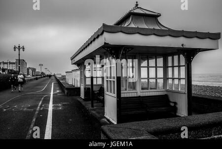 Strandpromenade von Worthing WORTHING WORTHING - SUSSEX - Winter - WORTHING STRANDPROMENADE und Fußgänger-HÄUSER - ENGLAND © Frédéric BEAUMONT Stockfoto