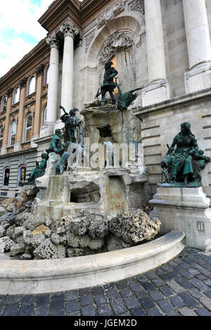 Die Matthias-Brunnen an die Ungarische Nationalgalerie, Schlossberg, Budapest, Ungarn Stockfoto