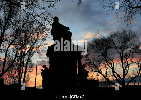 Sonnenuntergang, Bronze-Statue von Ferenc Deak de Kehida, ungarische Staatsmann und Minister für Justiz, Szechenyi Istvan ter Platz, Stadt Budapest, Ungarn. Stockfoto