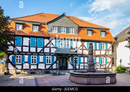 Brunnen und Fachwerkhaus in der alten Stadt Grunberg. Hessen, Deutschland Stockfoto