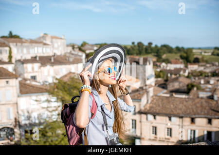 Frau Tarveling im Dorf Saint Emilion, Frankreich Stockfoto