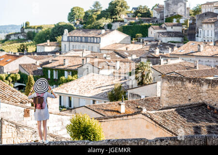 Frau Tarveling im Dorf Saint Emilion, Frankreich Stockfoto