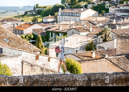 Frau Tarveling im Dorf Saint Emilion, Frankreich Stockfoto