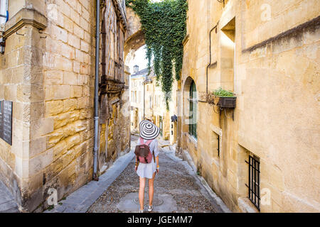 Frau Tarveling im Dorf Saint Emilion, Frankreich Stockfoto