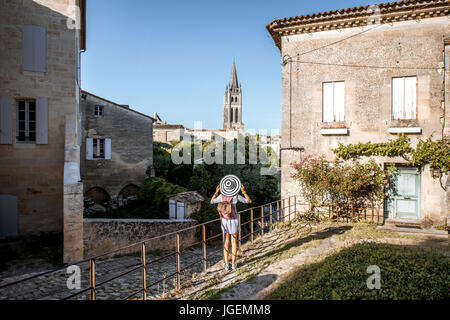 Frau Tarveling im Dorf Saint Emilion, Frankreich Stockfoto