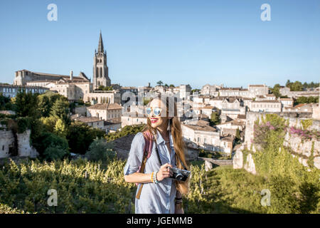 Frau Tarveling im Dorf Saint Emilion, Frankreich Stockfoto