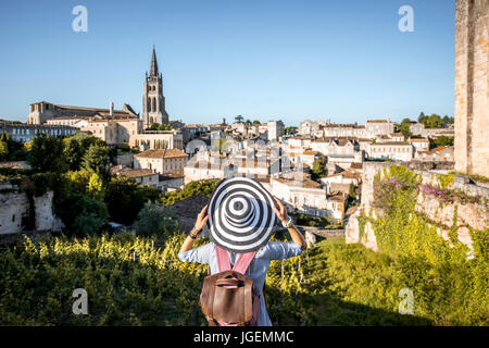 Frau Tarveling im Dorf Saint Emilion, Frankreich Stockfoto