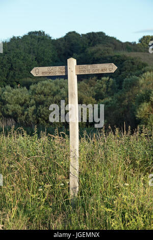 Die National Trail South West Coast Path Zeichen in Slapton Sands, Devon Stockfoto