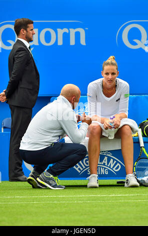 Kristyna Pliskova (Tschechisch) Gespräch mit ihr Trainer Martin Fassatibetween Spiele an der Aegon International 2017, Eastbourne Stockfoto