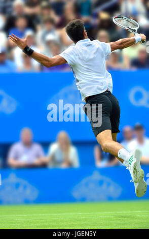 Novak Djokovic (Serbien) spielen auf dem Center Court in Devonshire Park, Eastbourne, während der aegon International 2017 Stockfoto