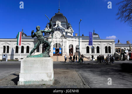 Statue außerhalb der Eisbahn Gebäude im Stadtpark, Budapest, Ungarn Stockfoto