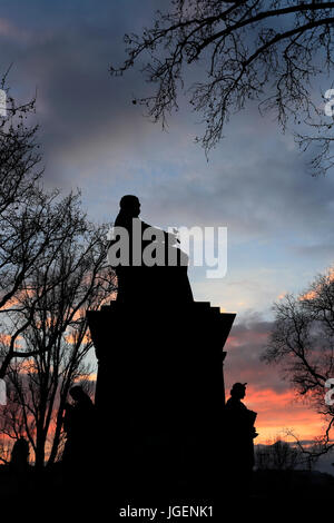 Sonnenuntergang, Bronze-Statue von Ferenc Deak de Kehida, ungarische Staatsmann und Minister für Justiz, Szechenyi Istvan ter Platz, Stadt Budapest, Ungarn. Stockfoto